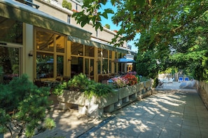 Breakfast, lunch, dinner served; international cuisine, garden views
