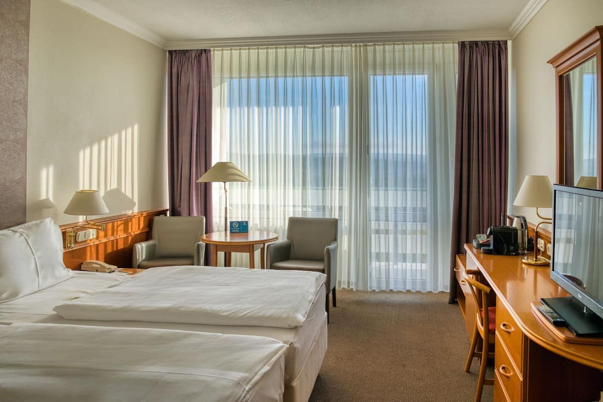 hypo-allergenic bedding, minibar, in-room safe, desk