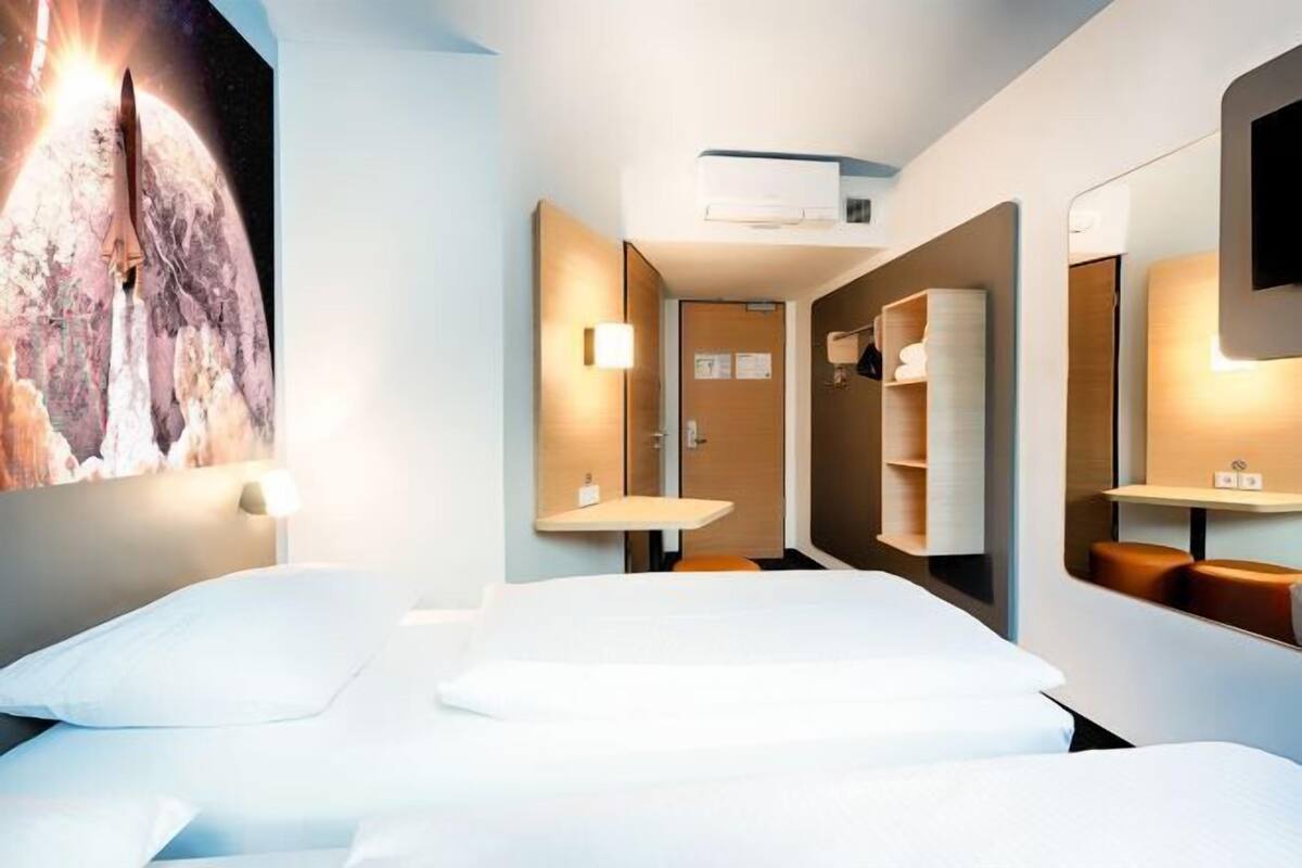 Schreibtisch, Verdunkelungsvorhänge, schallisolierte Zimmer