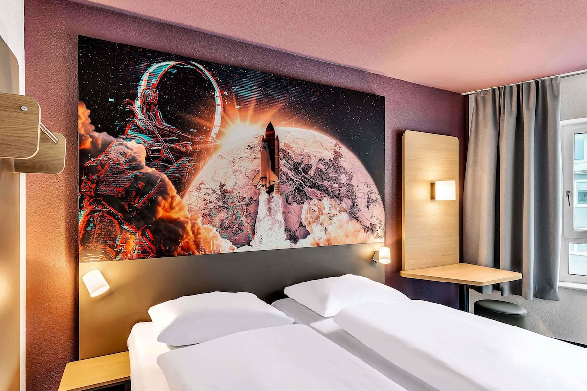 desk, blackout curtains, soundproofing, free wifi