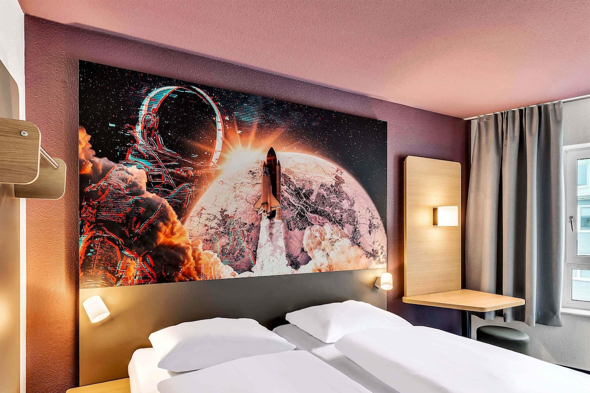 1 bedroom, desk, blackout curtains, soundproofing