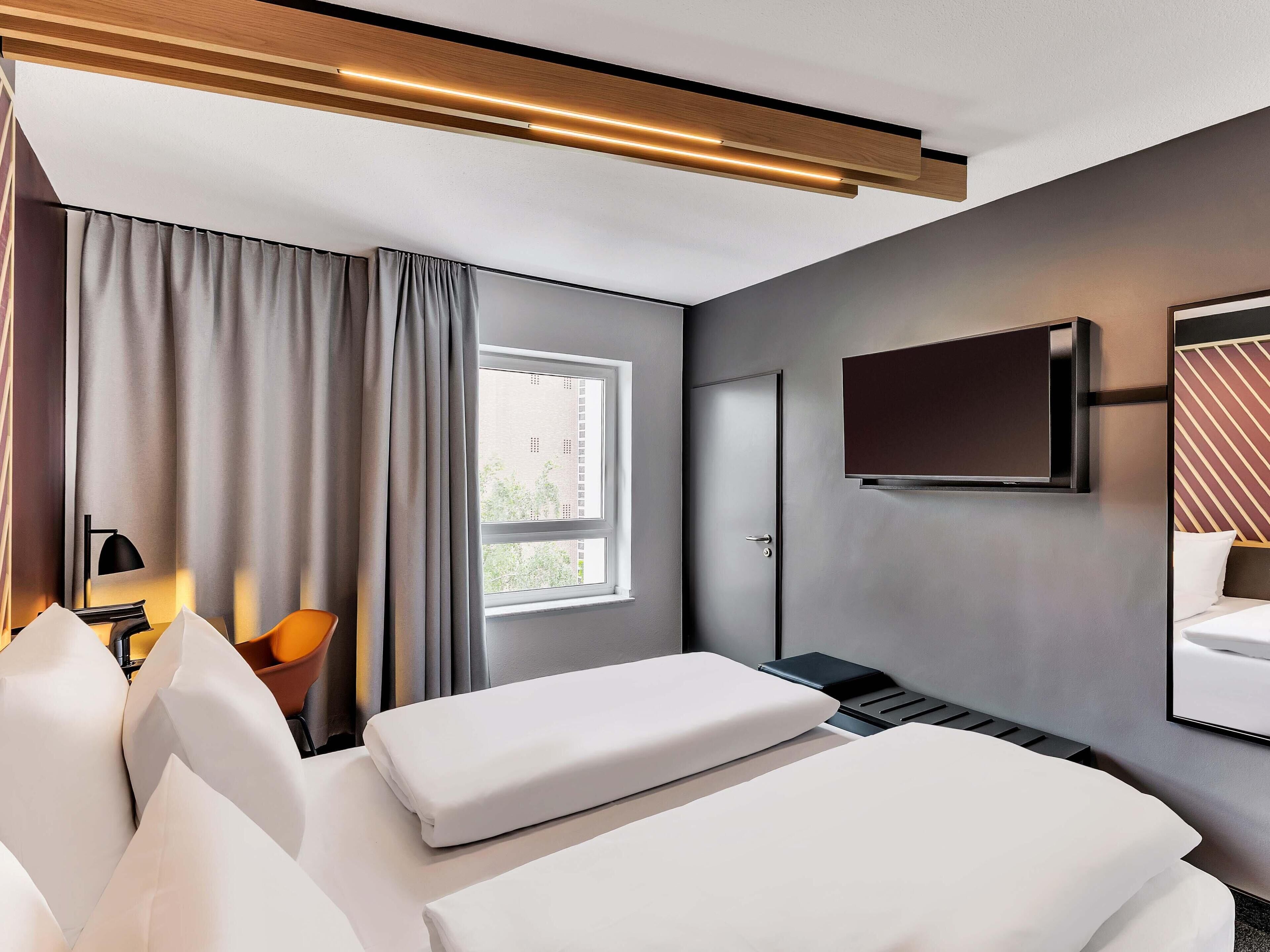 Kamar Double Premium | Meja kerja, tirai kedap cahaya, kedap suara, dan Wi-Fi gratis