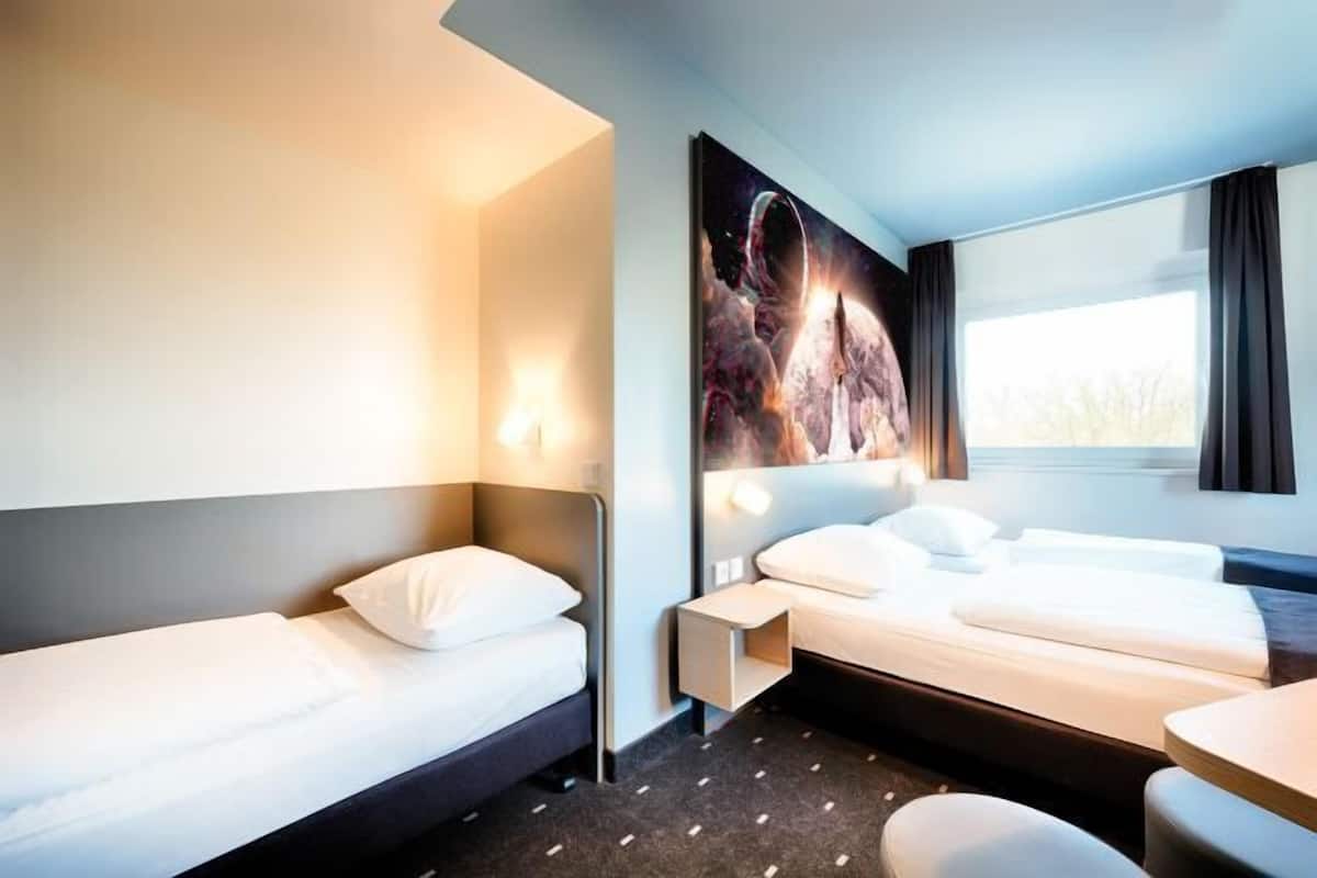 Schreibtisch, Verdunkelungsvorhänge, schallisolierte Zimmer