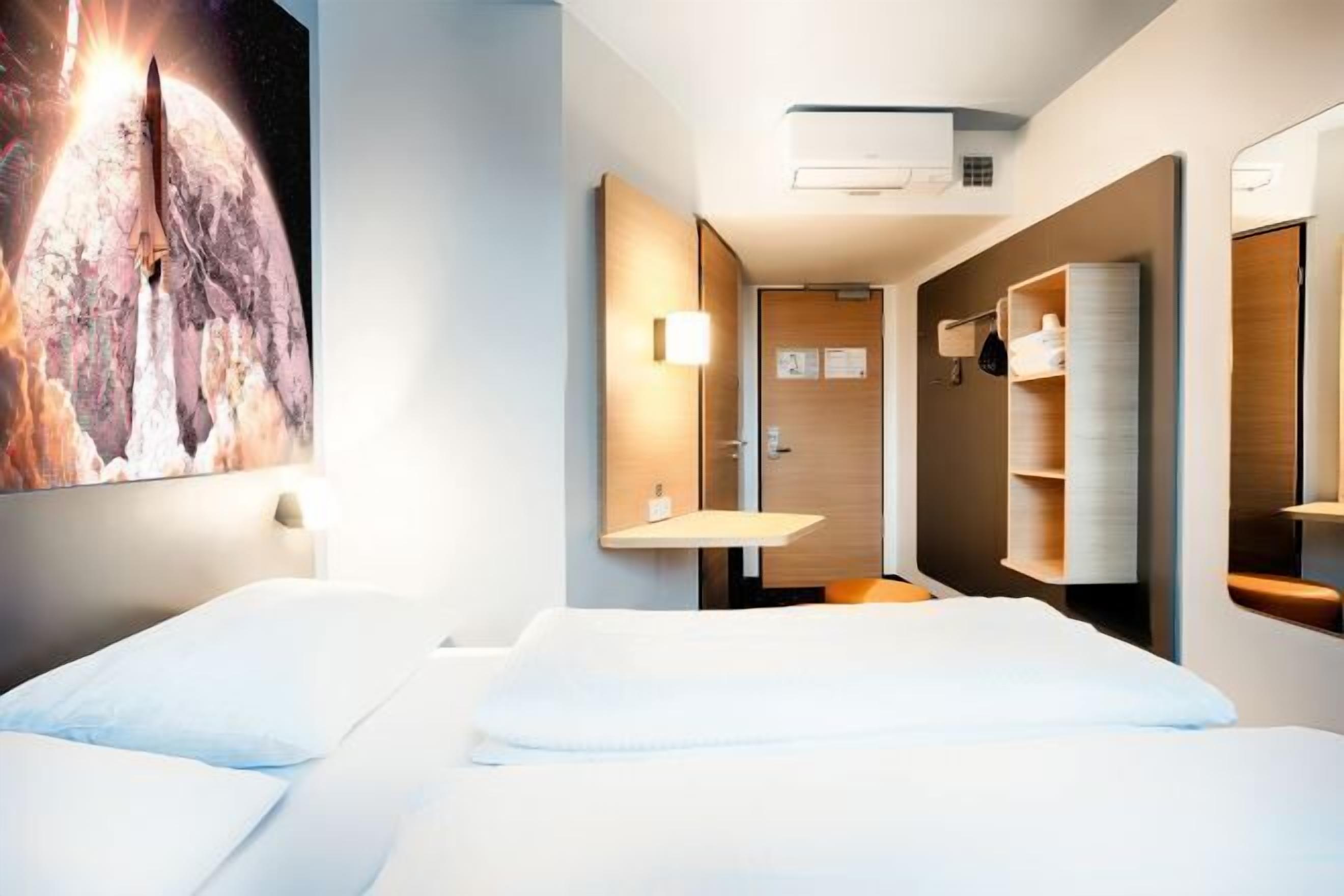 Bàn, màn/rèm cản sáng, phòng cách âm 