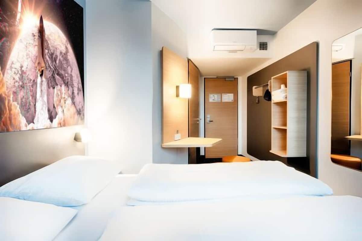 Schreibtisch, Verdunkelungsvorhänge, schallisolierte Zimmer