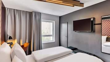 デスク、遮光カーテン、防音設備、WiFi (無料)