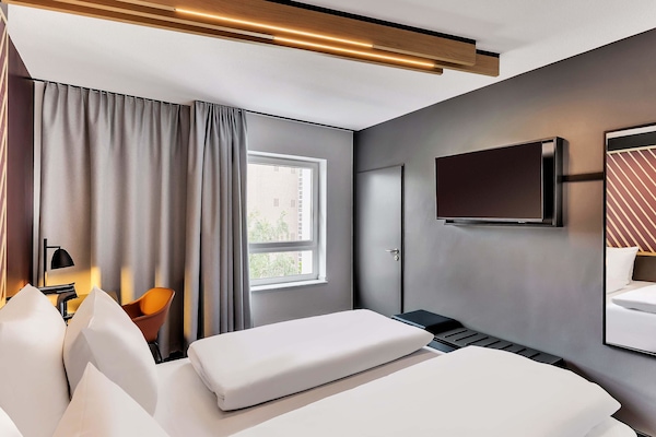 Premium tweepersoonskamer | Een bureau, verduisterende gordijnen, geluiddichte muren, gratis wifi