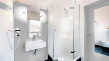 Habitación Premium doble | Baño | Ducha, secador de pelo, toallas y jabón