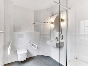 Premium-Doppelzimmer | Badezimmer | Dusche, Haartrockner, Handtücher, Seife