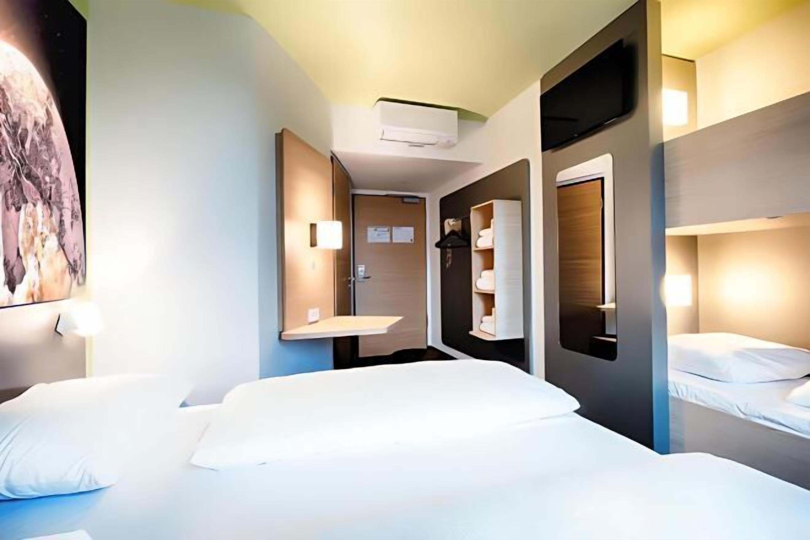 Bàn, màn/rèm cản sáng, phòng cách âm 