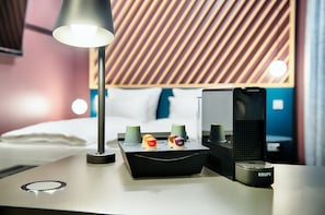 1 bedroom, desk, blackout curtains, soundproofing