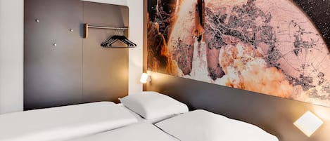 Escriptori, cortines opaques i habitacions insonoritzades