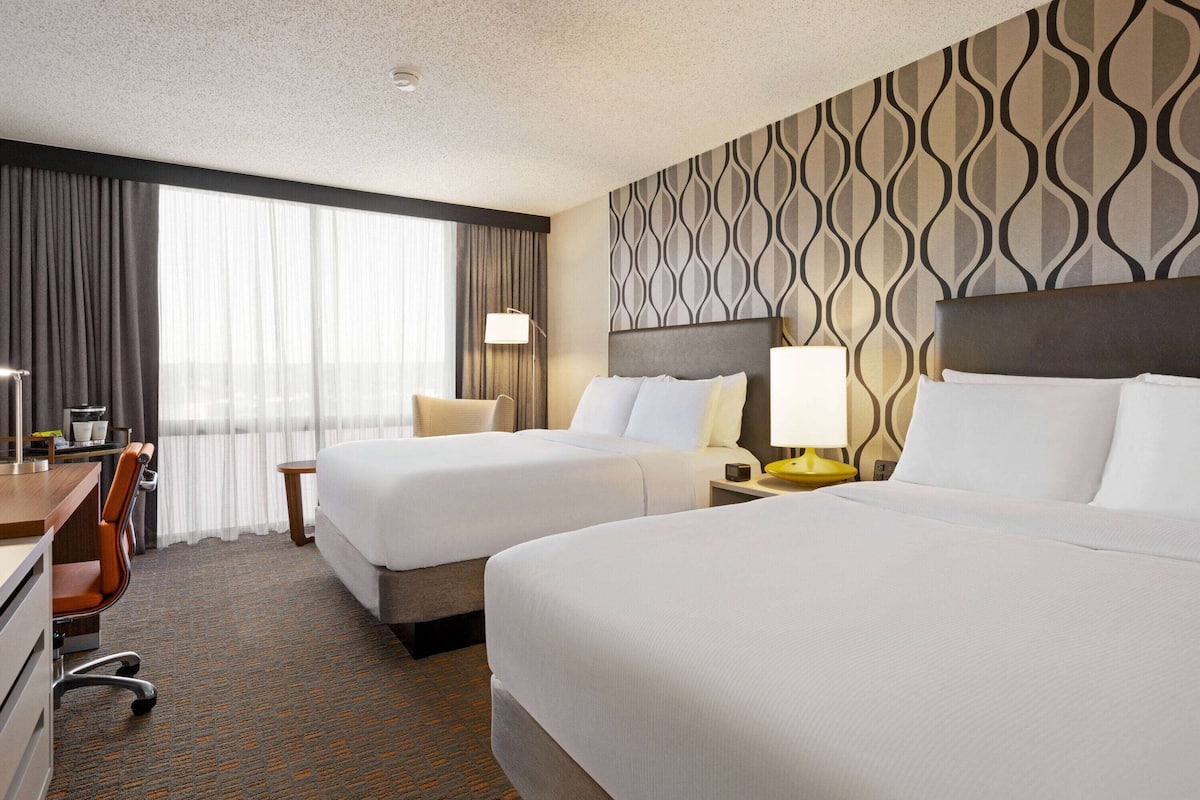 premium bedding, in-room safe, desk, laptop workspace