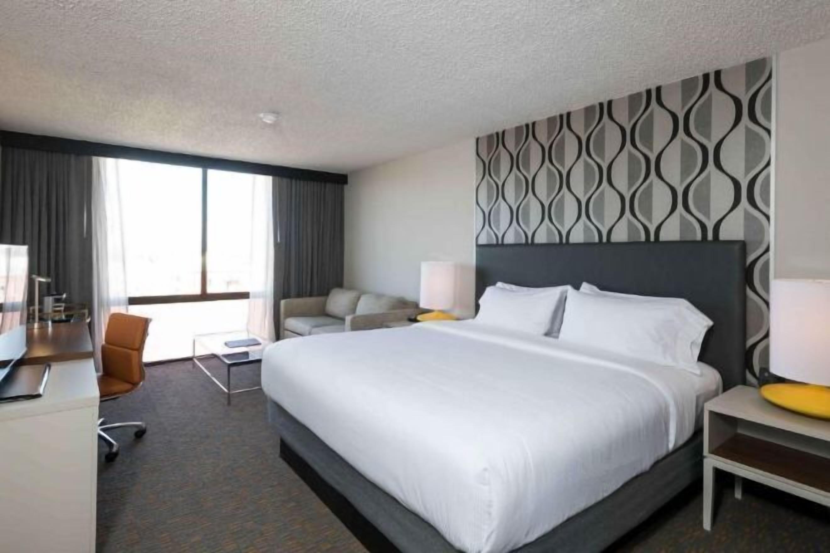 Premium bedding, in-room safe, desk, laptop workspace