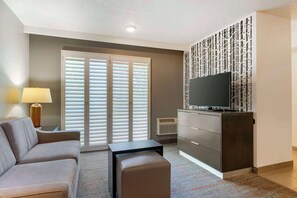 Hypo-allergenic bedding, in-room safe, desk, laptop workspace