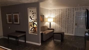 ์ค์ํธ, ํน์ฌ์ด์ฆ์นจ๋ 1๊ฐ, ๊ธ์ฐ, ๋์ฅ๊ณ ๋ฐ ์ ์๋ ์ธ์ง (Pet Friendly;with Sofabed) | ๊ฑฐ์ค ๊ณต๊ฐ | LCD TV