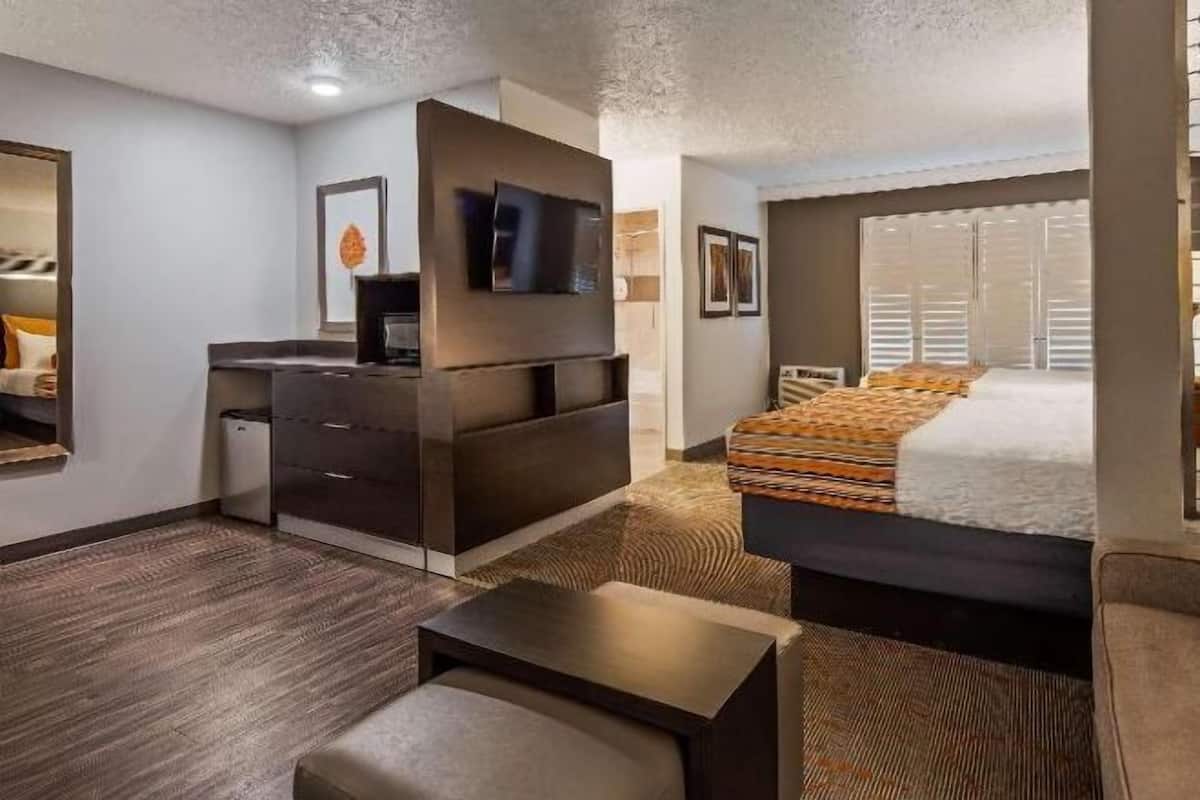 Allergitestet sengetøy, safe på rommet og skrivebord