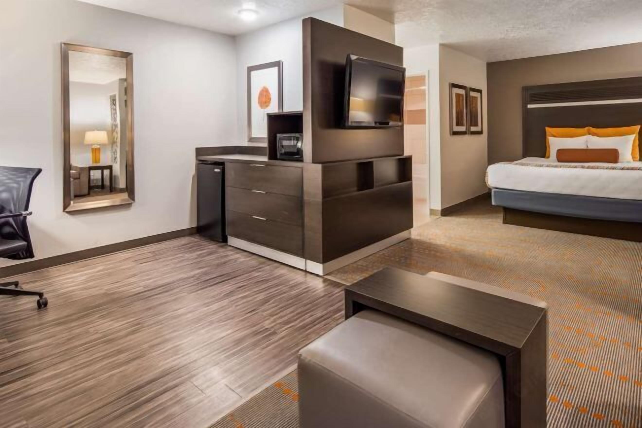 Allergitestade sängkläder, värdeförvaringsskåp på rummet och skrivbord