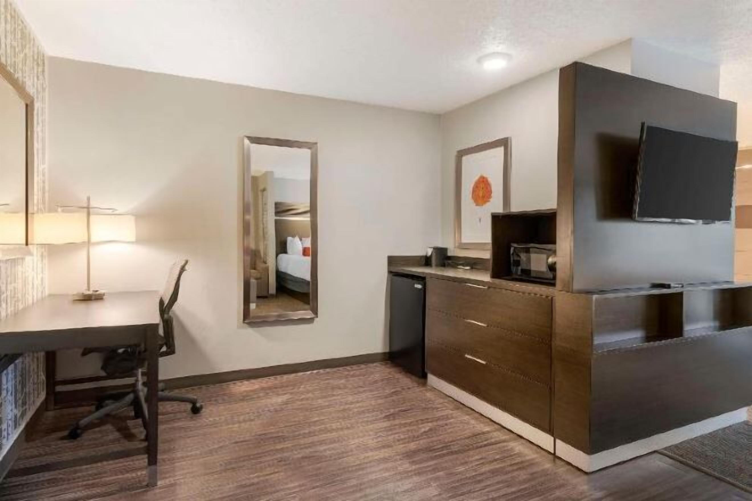 Allergitestade sängkläder, värdeförvaringsskåp på rummet och skrivbord