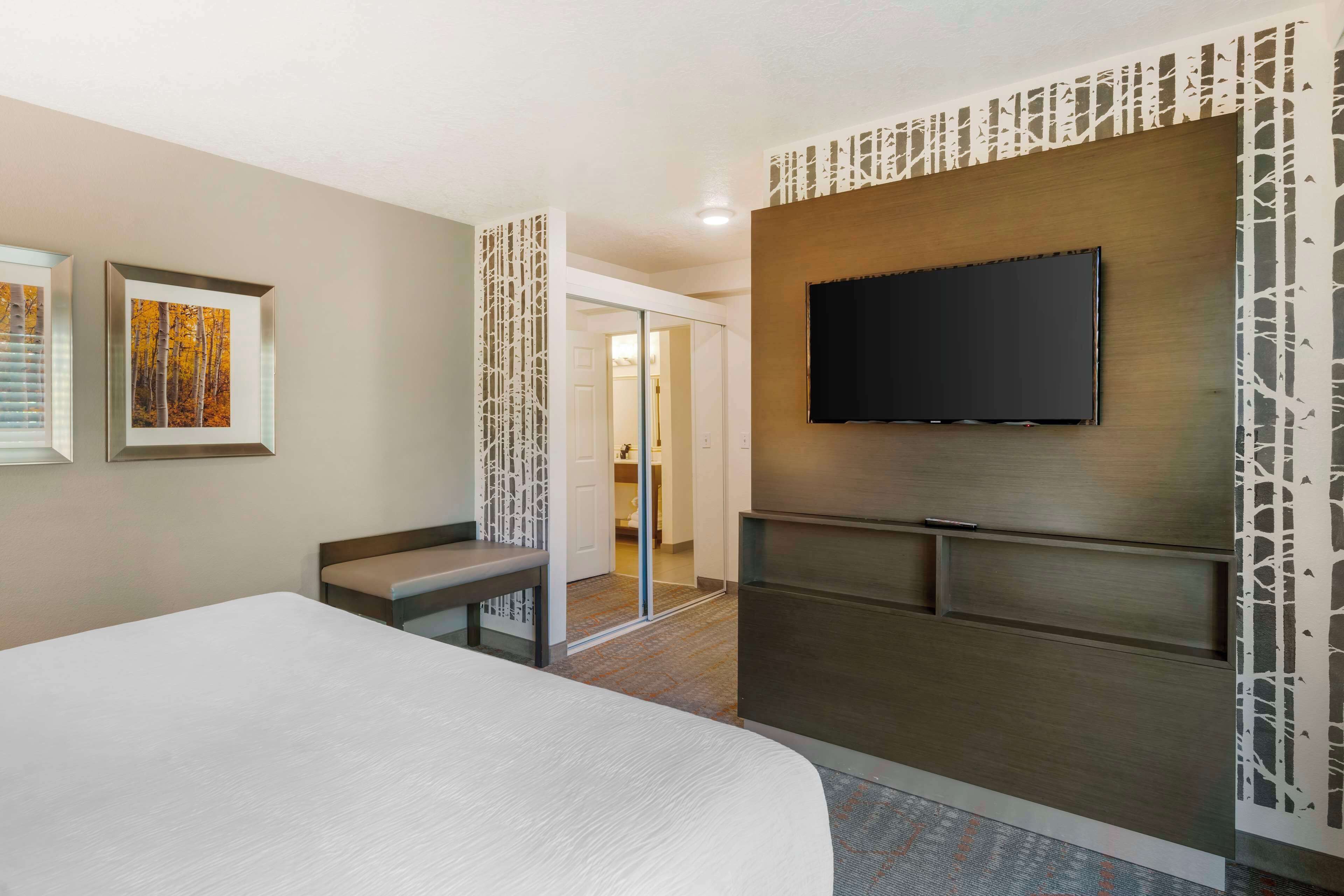 Hypo-allergenic bedding, in-room safe, desk, laptop workspace
