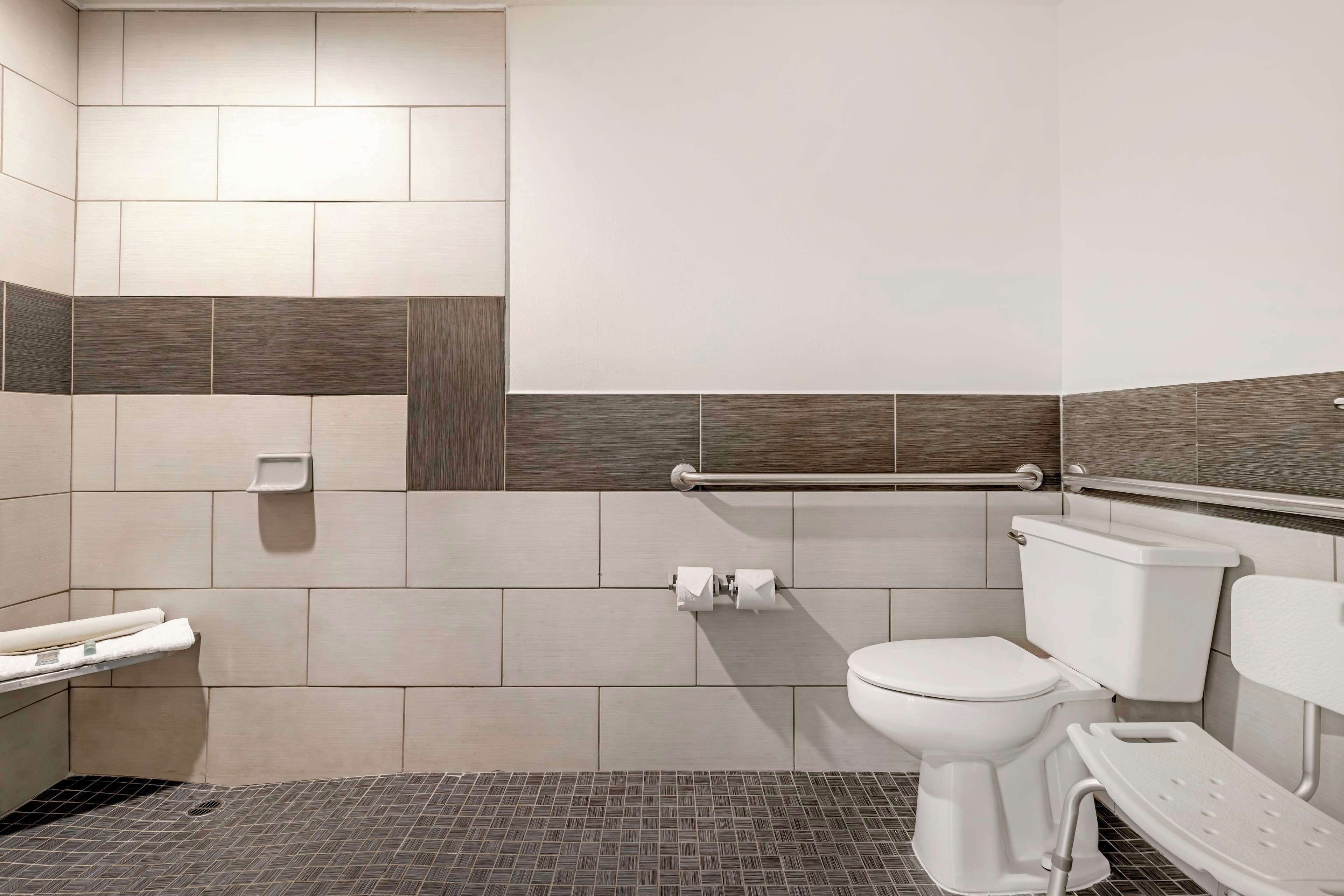 Un baño moderno con inodoro, bidé y toallero.