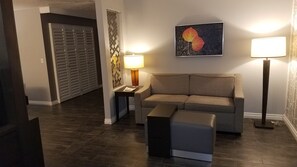 Suite, 1 King-Bett, Nichtraucher, Kühlschrank und Mikrowelle (Pet Friendly;with Sofabed) | Wohnbereich | LCD-Fernseher