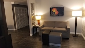 Suite, 1 King-Bett, Nichtraucher, Kühlschrank und Mikrowelle (Pet Friendly;with Sofabed) | Wohnbereich | LCD-Fernseher