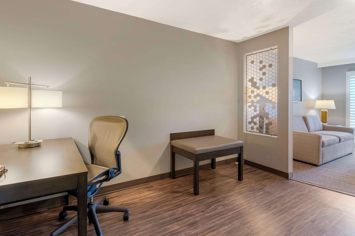 Hypo-allergenic bedding, in-room safe, desk, laptop workspace