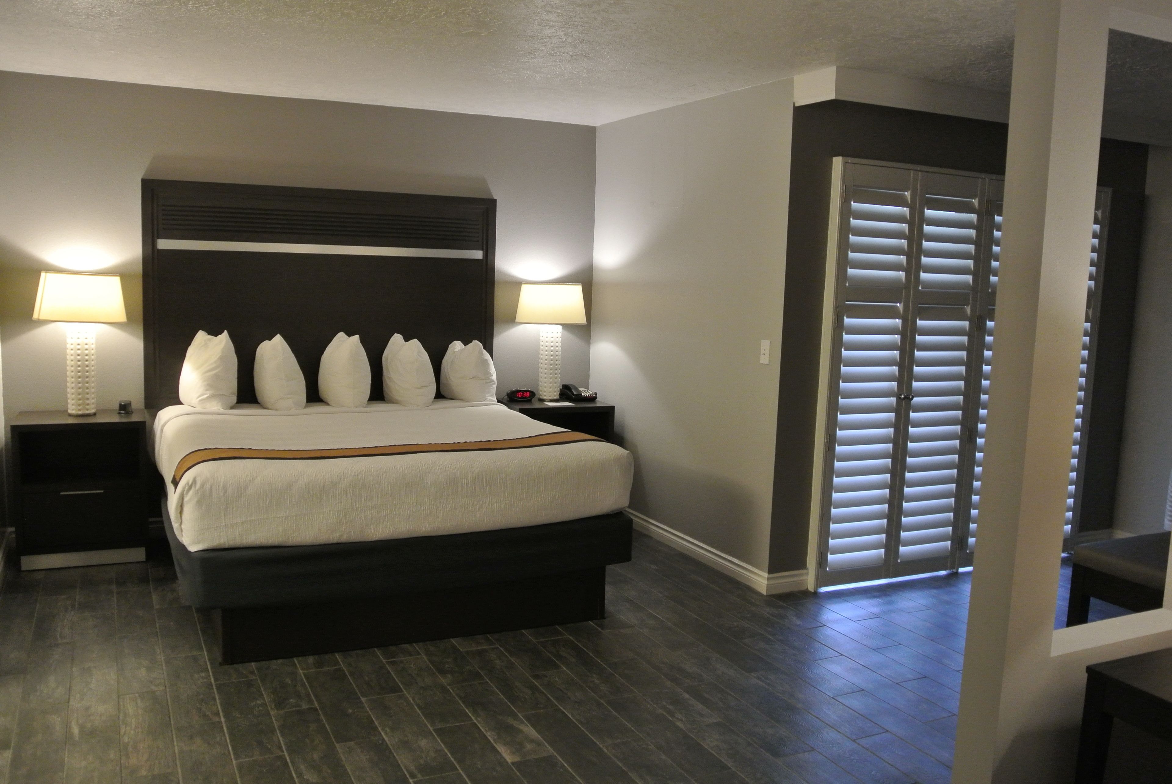 business suite, 1 king bed, non smoking, refrigerator & microwave (pet friendly) | hypo-allergenic bedding, in-room safe, desk, laptop workspace