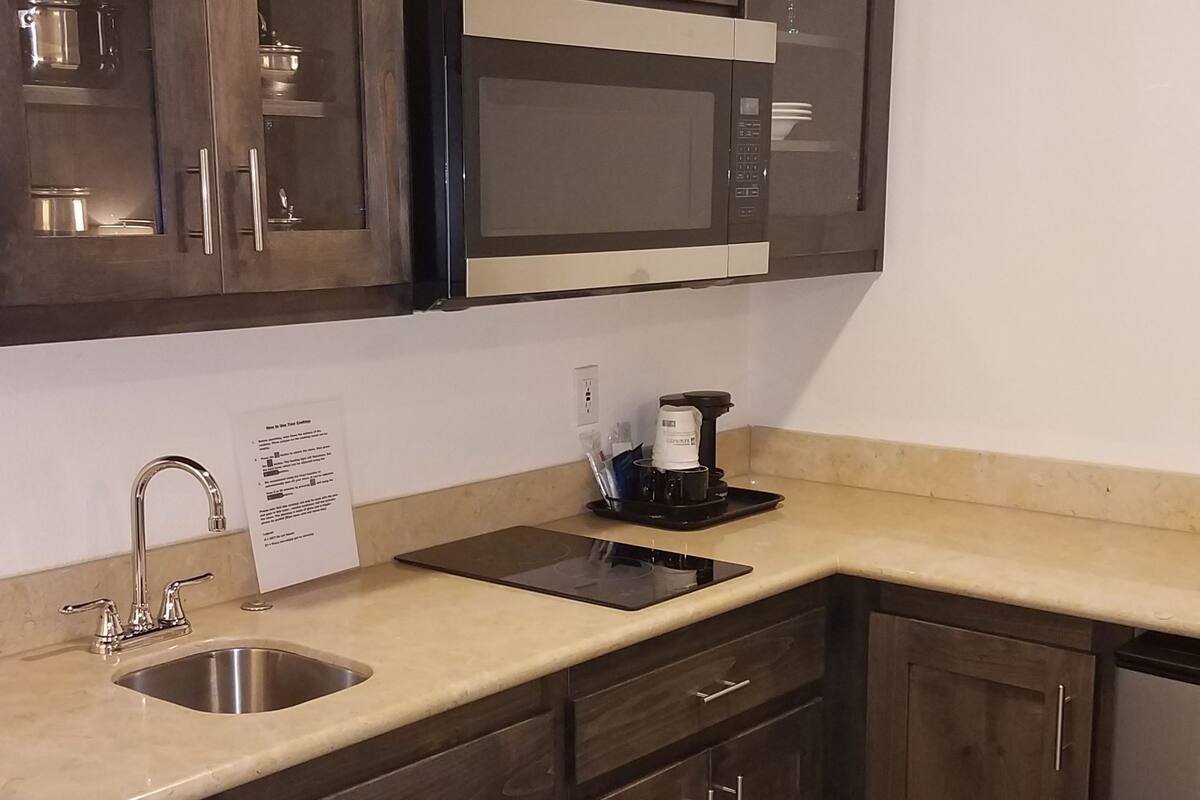 fridge, microwave, coffee/tea maker