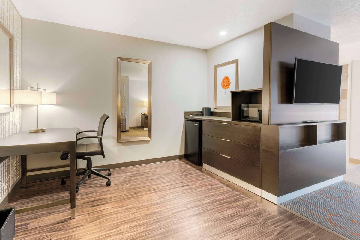 hypo-allergenic bedding, in-room safe, desk, laptop workspace