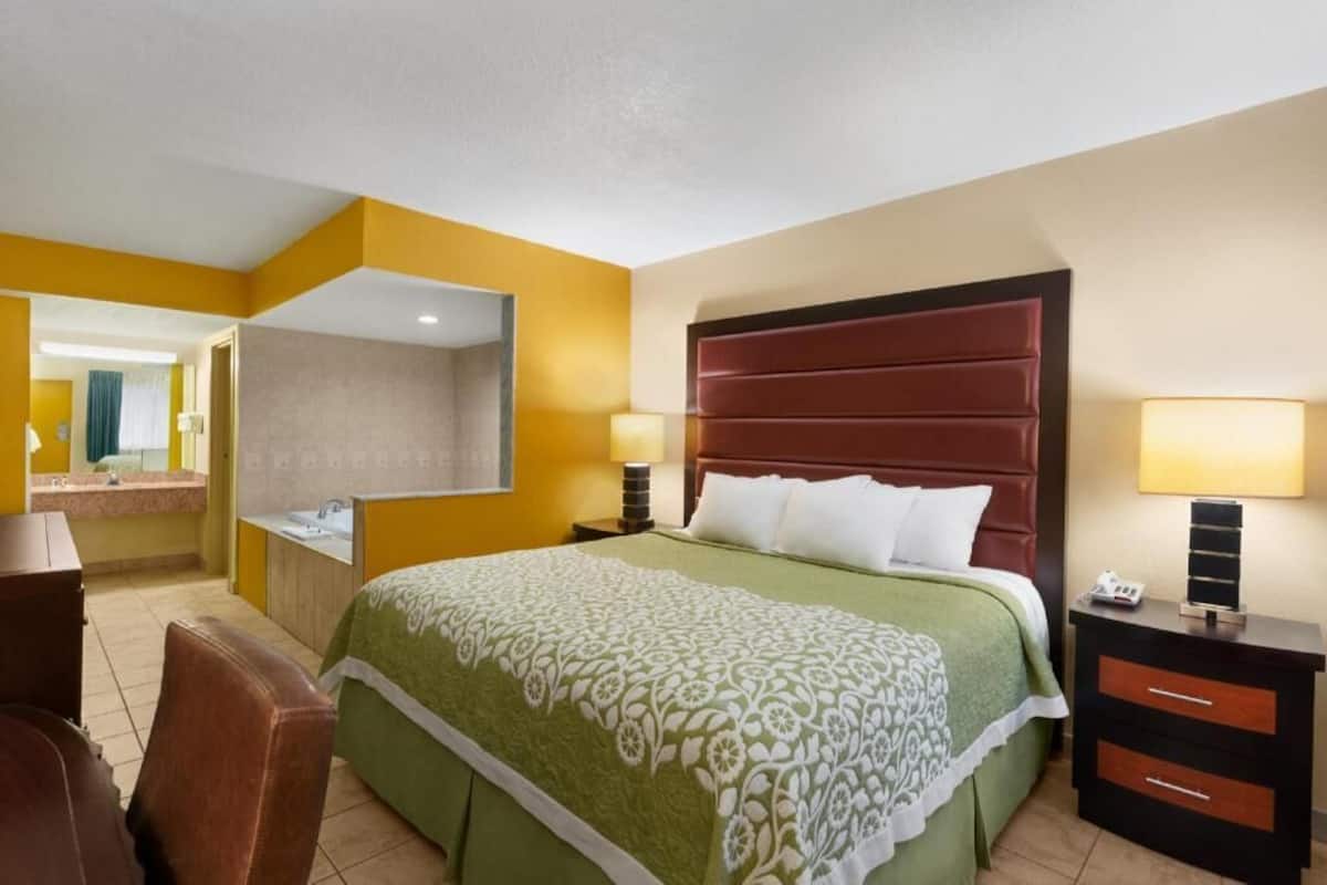 Hypo-allergenic bedding, desk, iron/ironing board, free WiFi