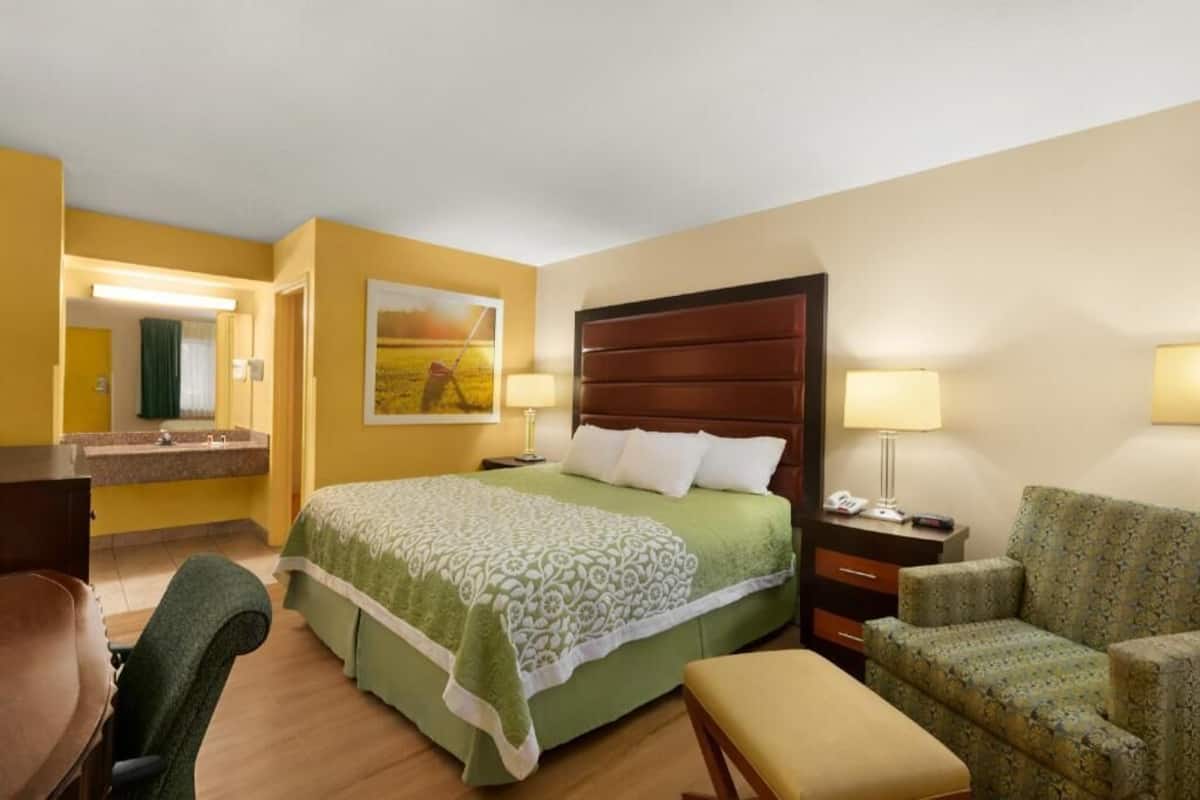 Hypo-allergenic bedding, desk, iron/ironing board, free WiFi