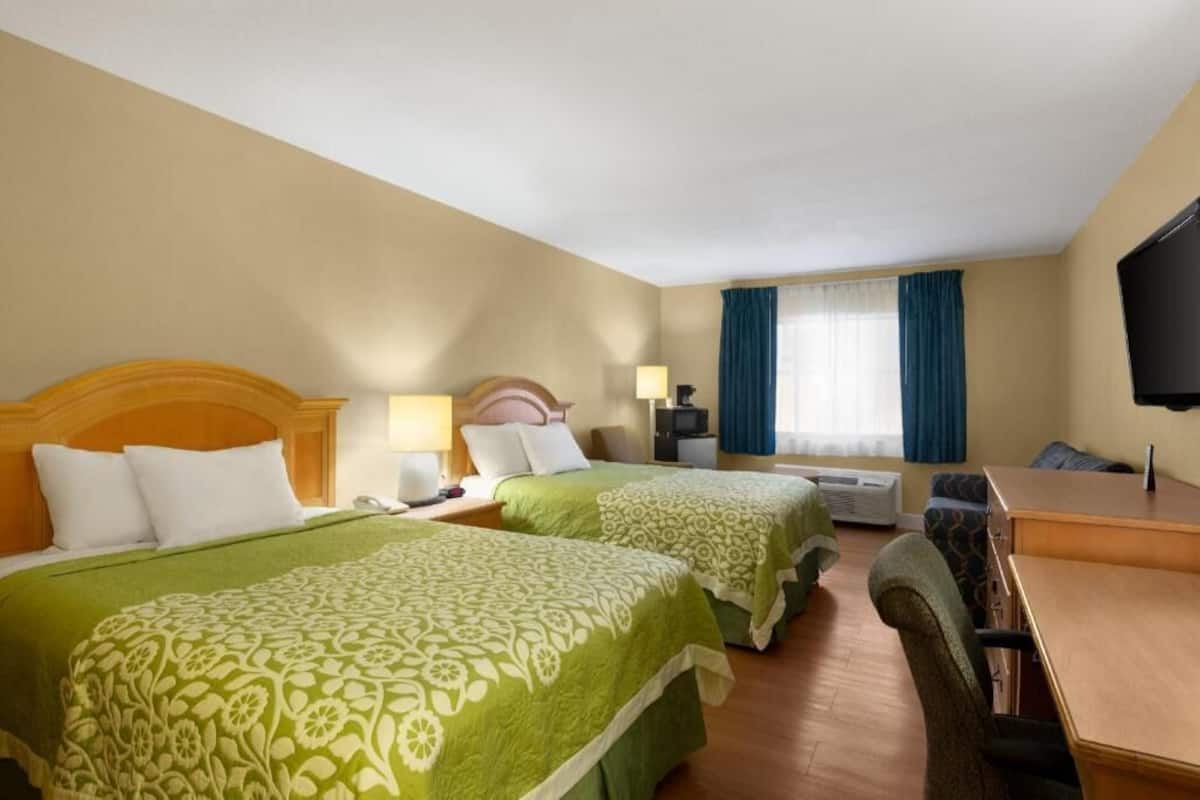 Hypo-allergenic bedding, desk, iron/ironing board, free WiFi