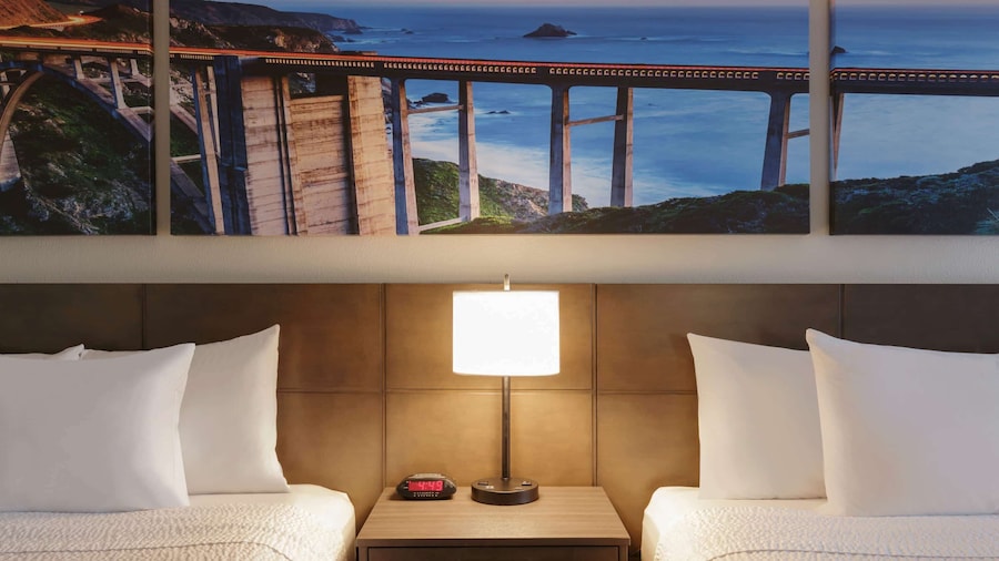 Days Inn & Suites by Wyndham Anaheim At Disneyland Park