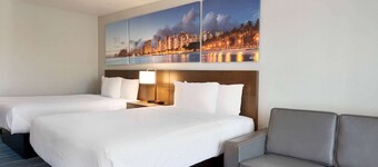 Days Inn & Suites by Wyndham Anaheim At Disneyland Park