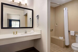 Standardzimmer, 2 Queen-Betten, barrierefrei, Nichtraucher | Barrierefreies Bad
