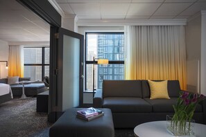 Suite Executive, 1 camera da letto, vista città | Soggiorno | TV a schermo piatto 55 pollici con canali satellitari, TV