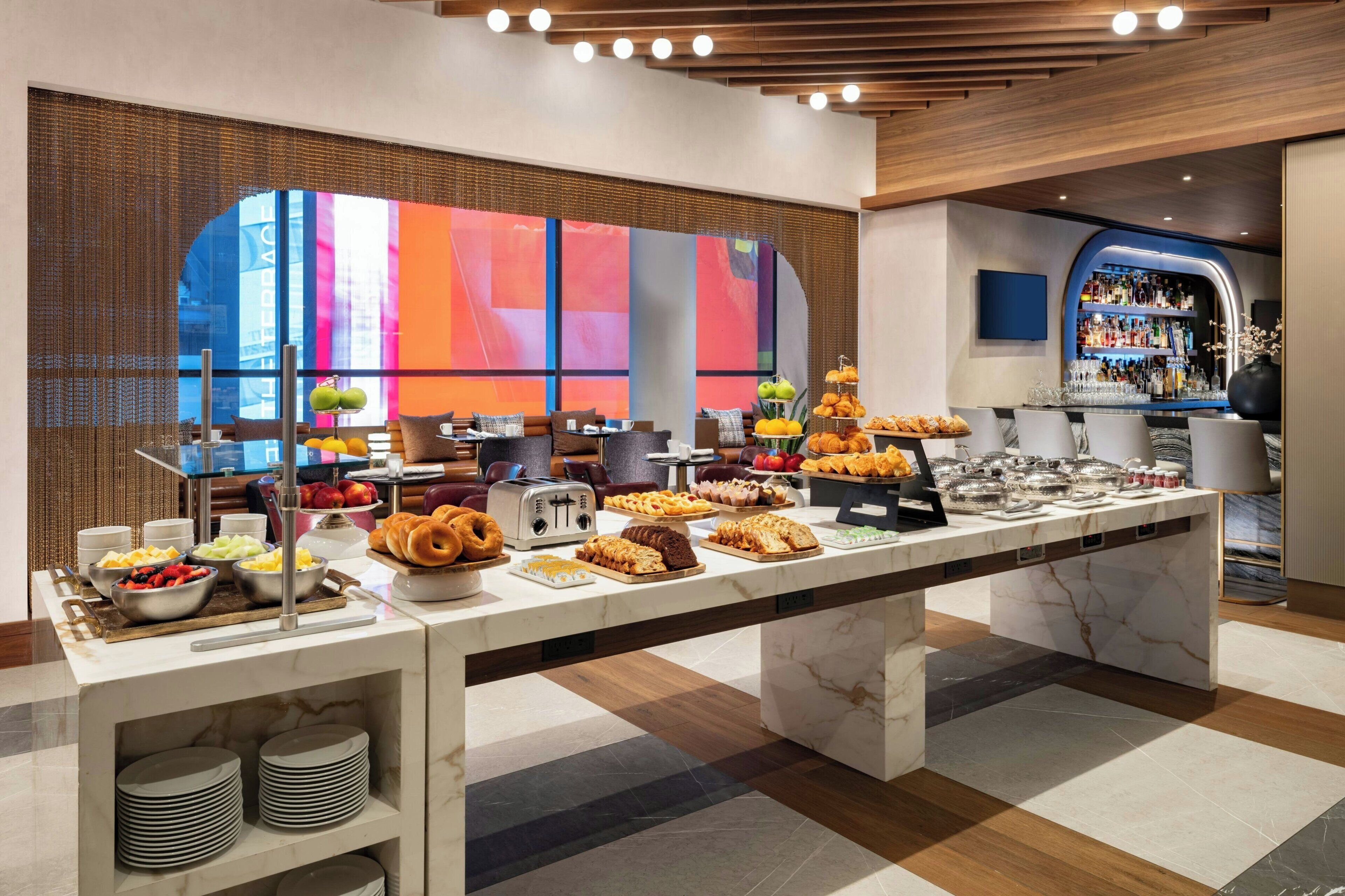 Een buffetopstelling met diverse gerechten en een bar.
