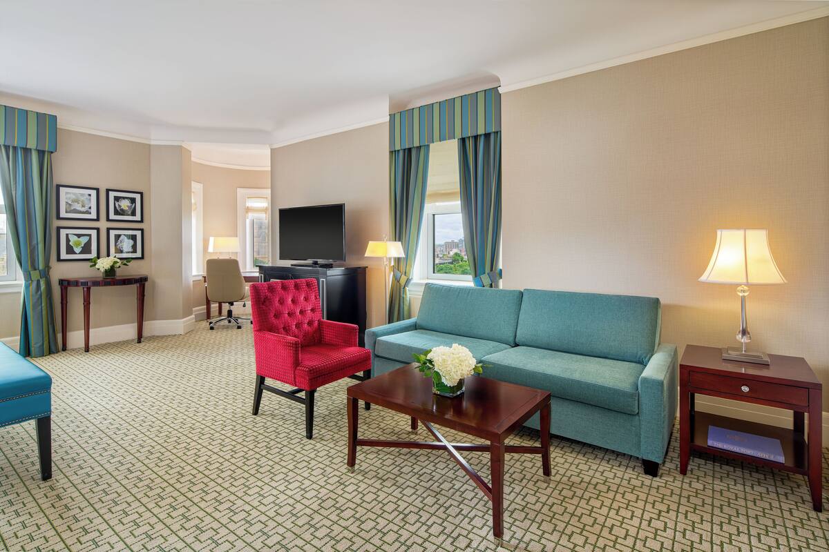 Signature Room,1 King Bed (Parliament or Majors Hill Park View) | 高級寝具、ピロートップベッド、ミニバー、セーフティボックス (室内)