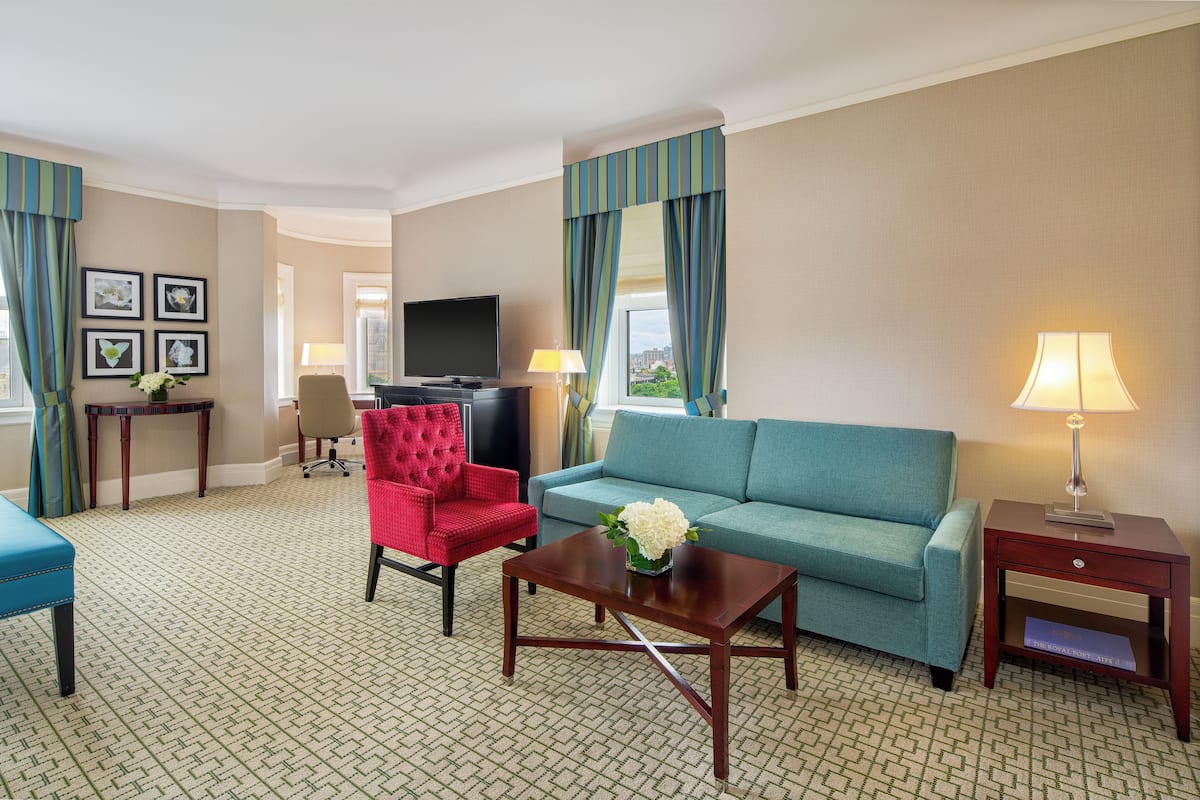 Signature Room,1 King Bed (Parliament or Majors Hill Park View) | 1 sovrum, sängtillbehör av högsta kvalitet, bäddmadrasser och minibar