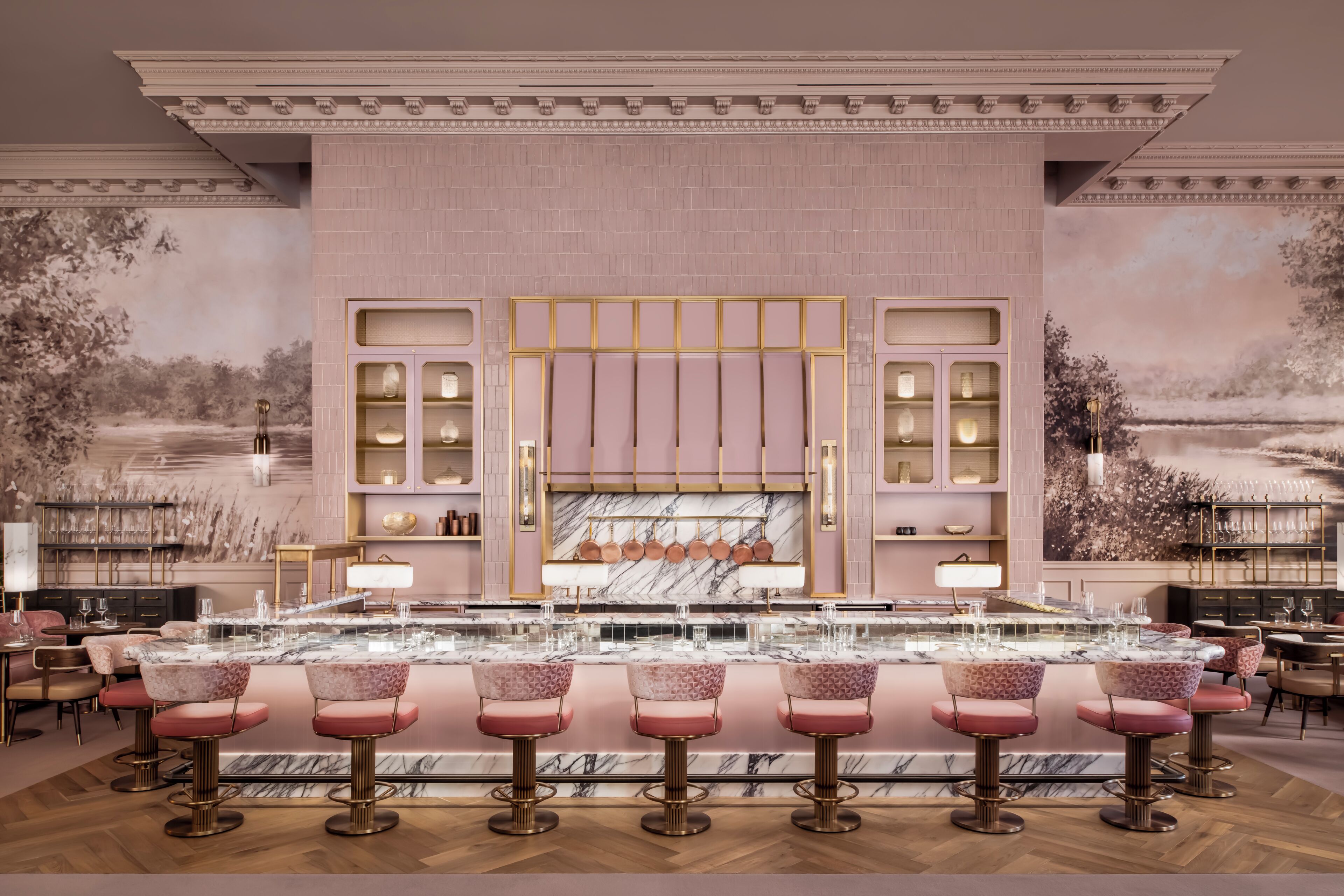 3 か所のレストラン、朝食、ランチ、ディナーに営業 (多国籍料理)