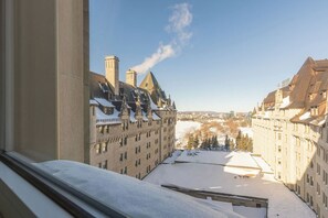 Premium bedding, pillowtop beds, minibar, in-room safe - Fairmont Chateau Laurier (Ottawa)