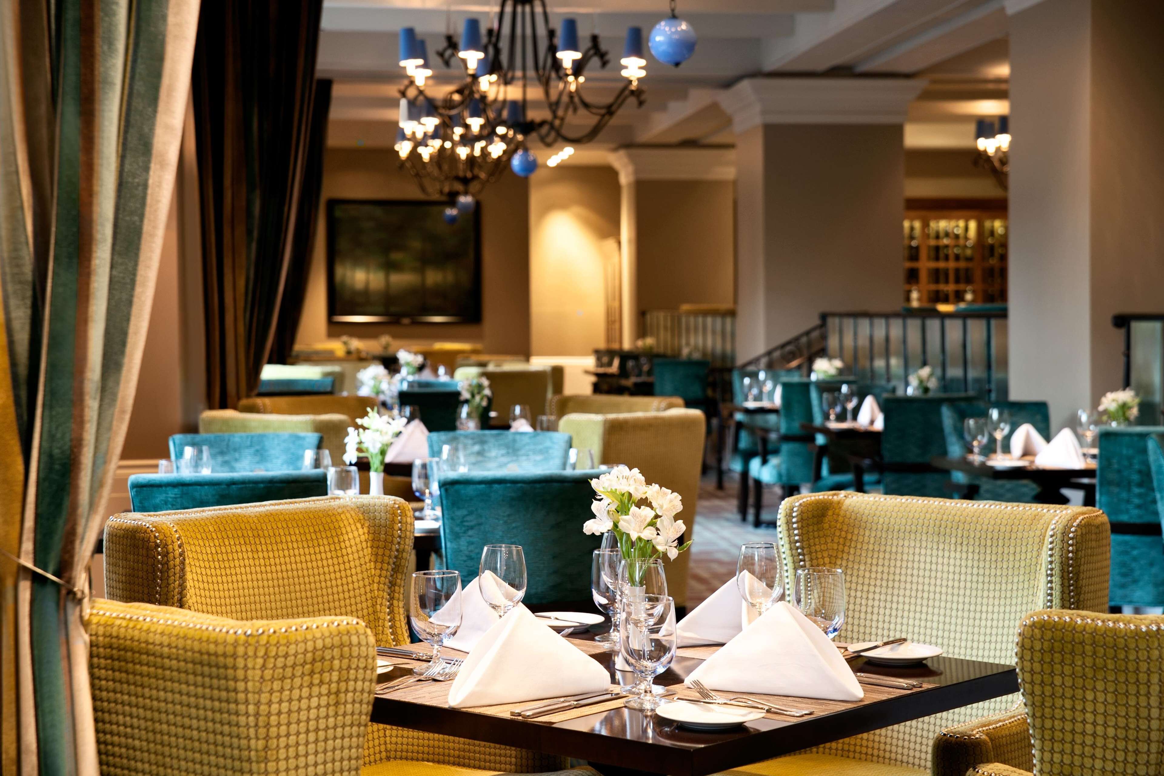 3 restaurants, breakfast, lunch, dinner served; international cuisine