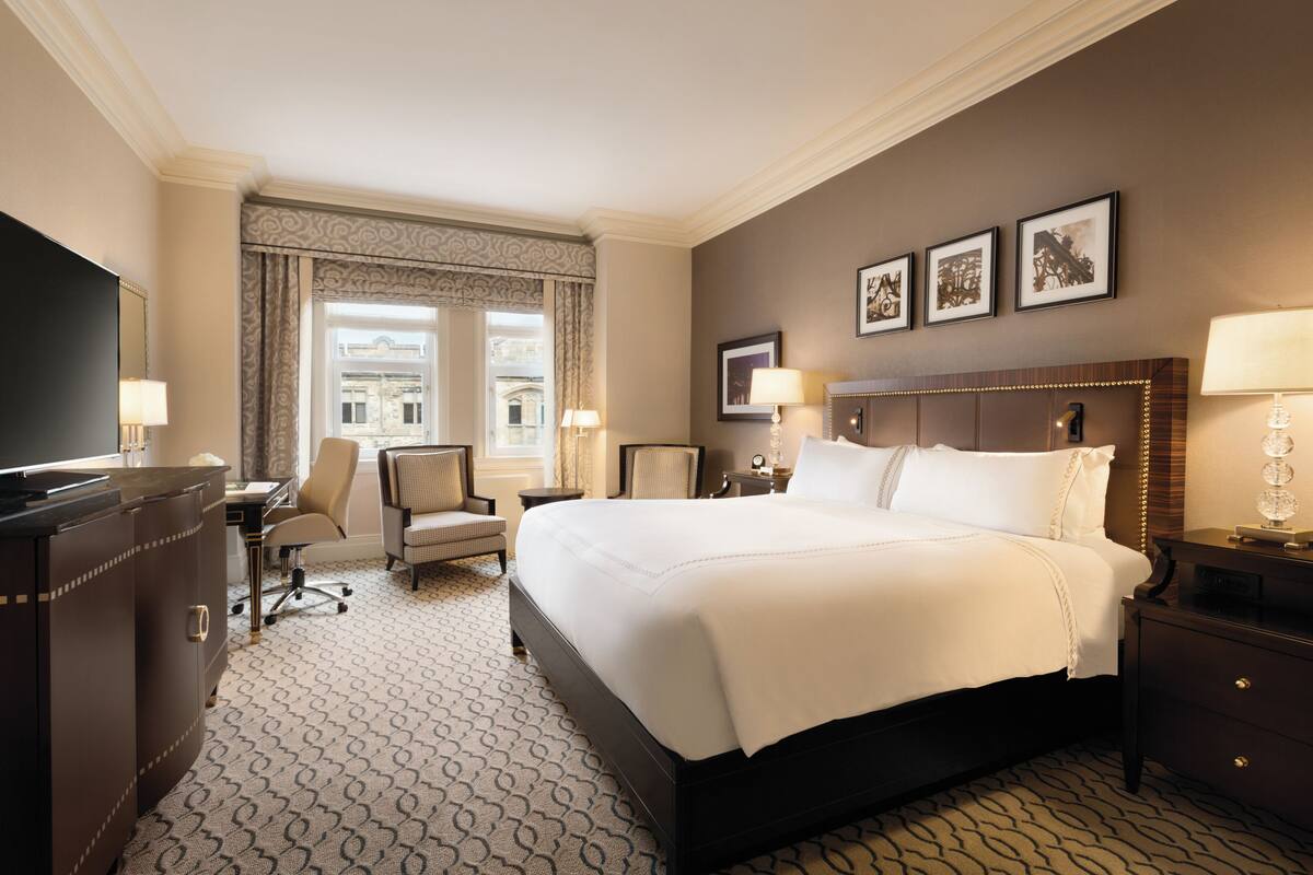 Fairmont Gold ルーム キングベッド 1 台 | 高級寝具、ピロートップベッド、ミニバー、セーフティボックス (室内)