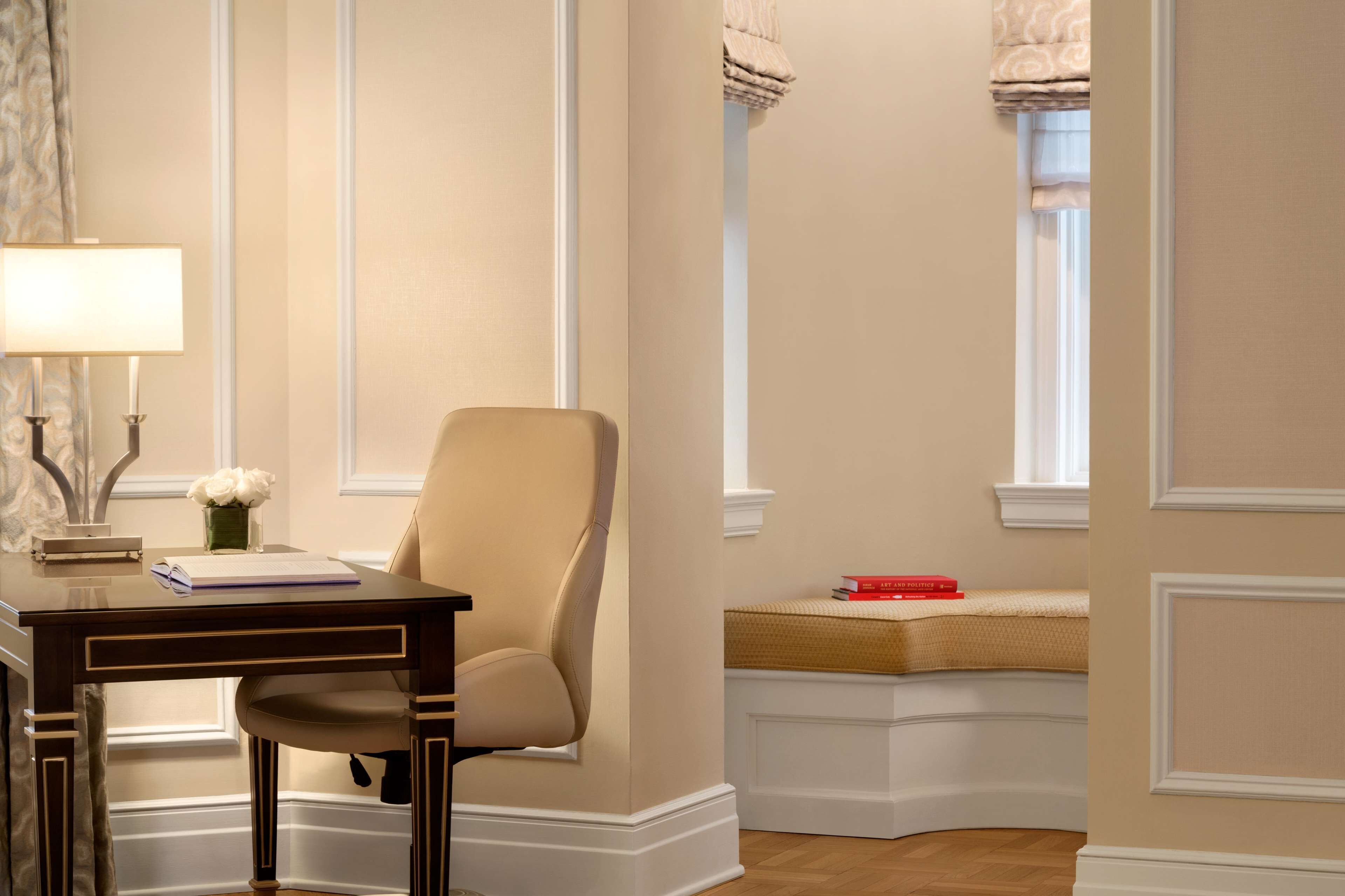 executive suite, 1 king bed | 1 bedroom, premium bedding, pillow-top beds, minibar