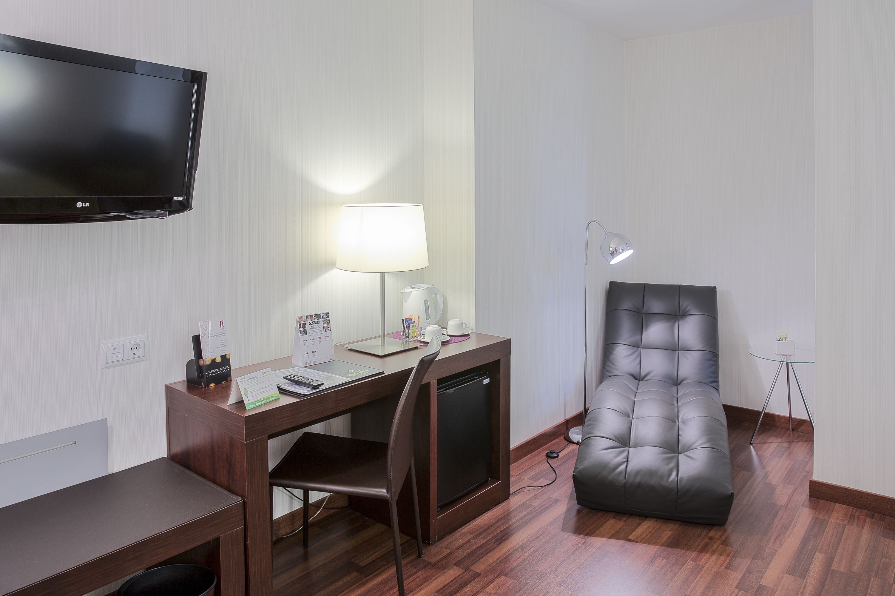 junior suite, 1 king bed | 1 bedroom, minibar, in-room safe, desk