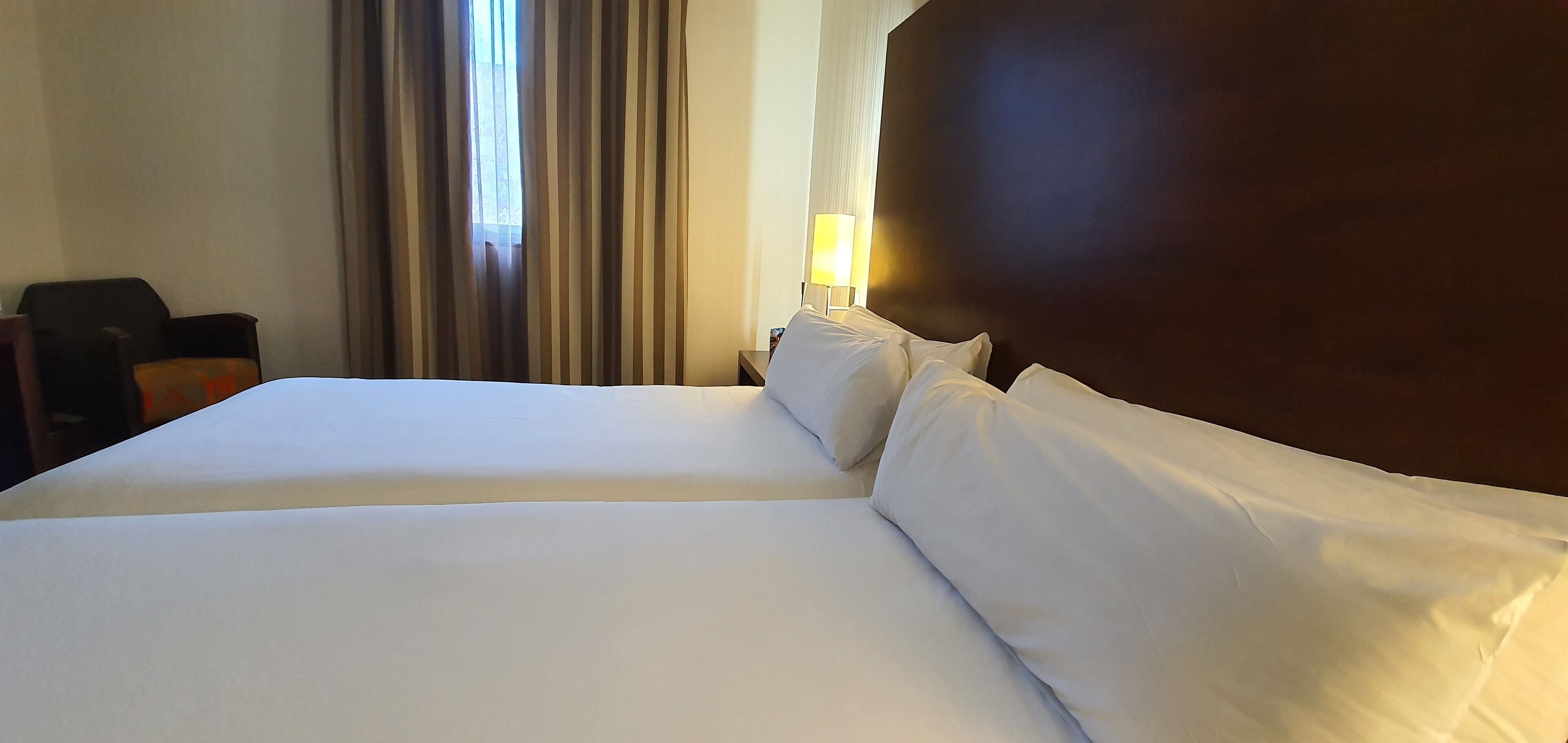 twin room | 1 bedroom, minibar, in-room safe, desk