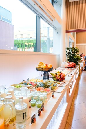 Desayuno buffet diario (EUR 16 por persona)