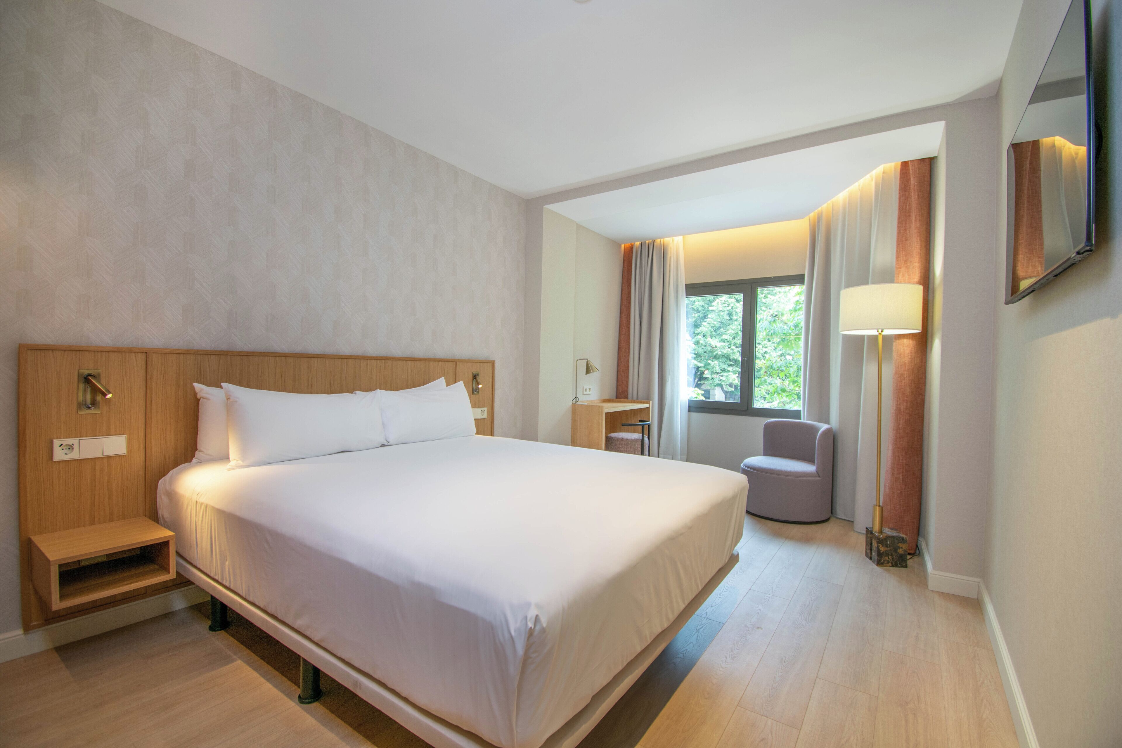 Comfort Double Room | Minibar, in-room safe, desk, laptop workspace